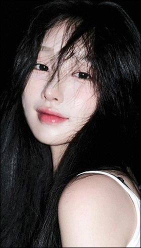 自然な二重ラインの女性モデル画像。