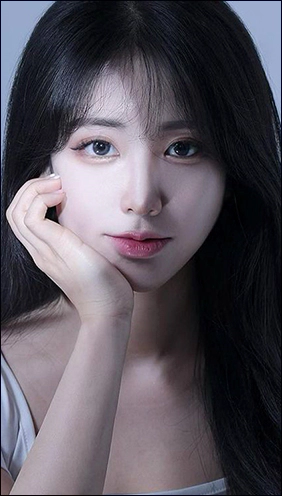ふっくらと自然な印象の女性モデル画像。