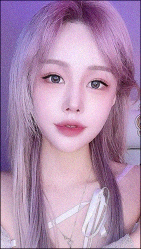 自然でなめらかな輪郭の女性の二重イメージ。