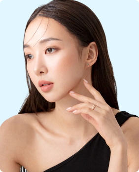 リジュラン注射で透明感のある美しい肌になった女性モデル画像。