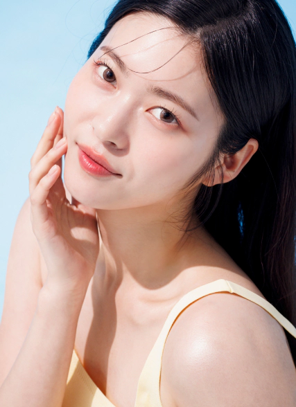 ジュベルック効果でキメが細かく滑らかでシワのない肌の女性モデルの画像。