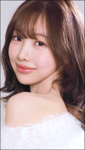 自然な二重ラインの女性モデル画像。